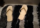 klapki, żeby komfortowo wchodzić pod prysznic - wyposażenie prawie każdego pokoju hotelowego