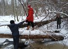 zimowa przeprawa przez strumyk