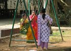 panie na huśtawce