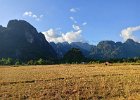pola ryżowe (poza sezonem)  i góry zaraz za Vang Vieng